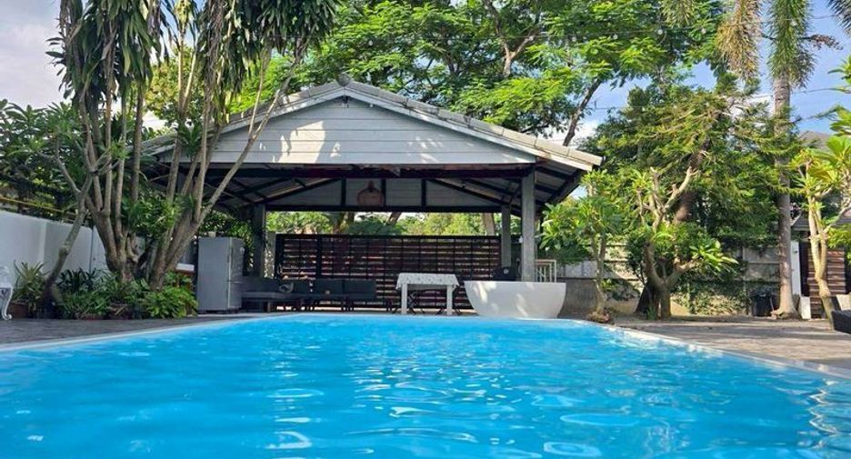 For rent 4 bedrooms house in Mueang Chiang Mai, Chiang Mai
