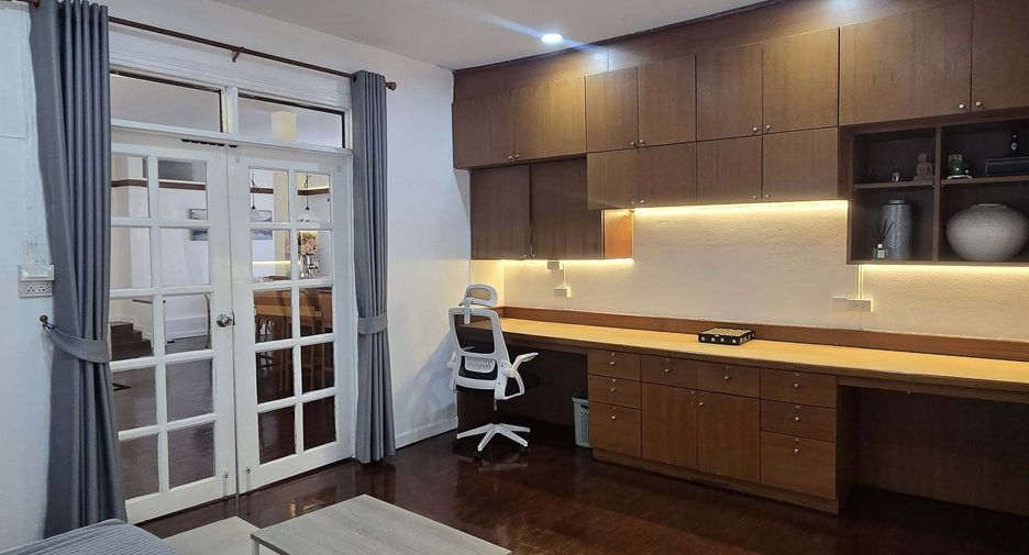 For rent 4 bedrooms house in Mueang Chiang Mai, Chiang Mai