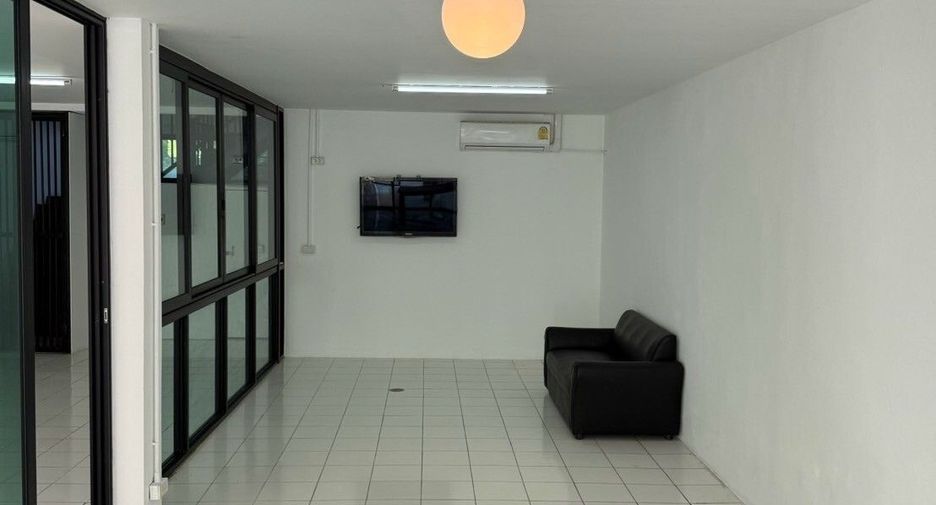 For rent 5 bedrooms retail Space in Mueang Chiang Mai, Chiang Mai