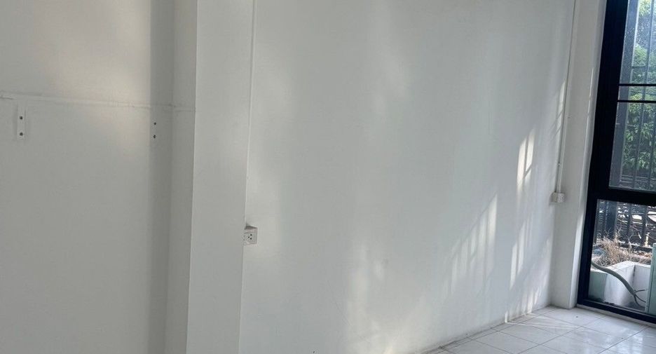 For rent 5 bedrooms retail Space in Mueang Chiang Mai, Chiang Mai