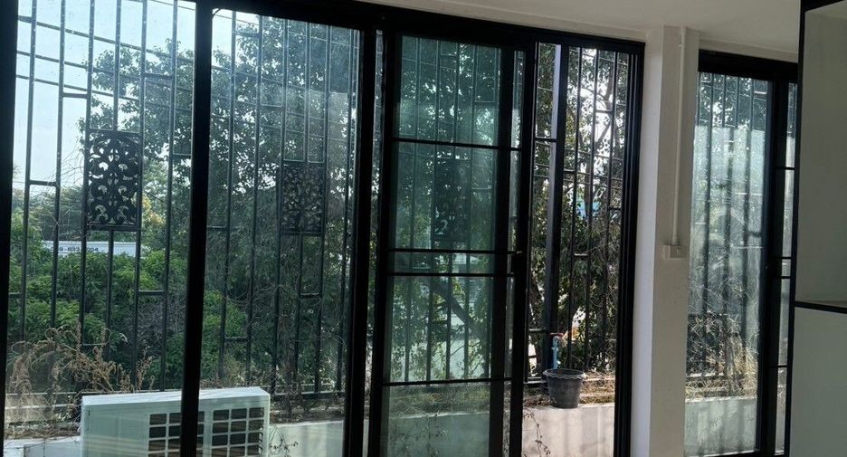 For rent 5 bedrooms retail Space in Mueang Chiang Mai, Chiang Mai