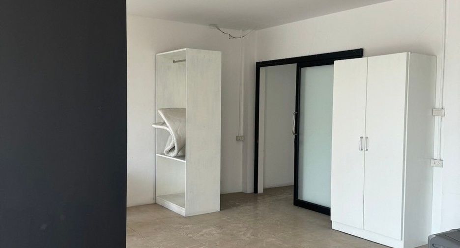 For rent 5 bedrooms retail Space in Mueang Chiang Mai, Chiang Mai