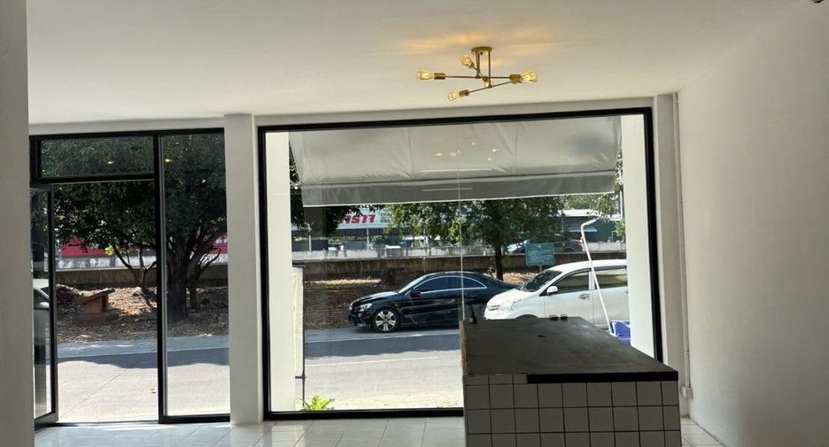 For rent 5 bedrooms retail Space in Mueang Chiang Mai, Chiang Mai