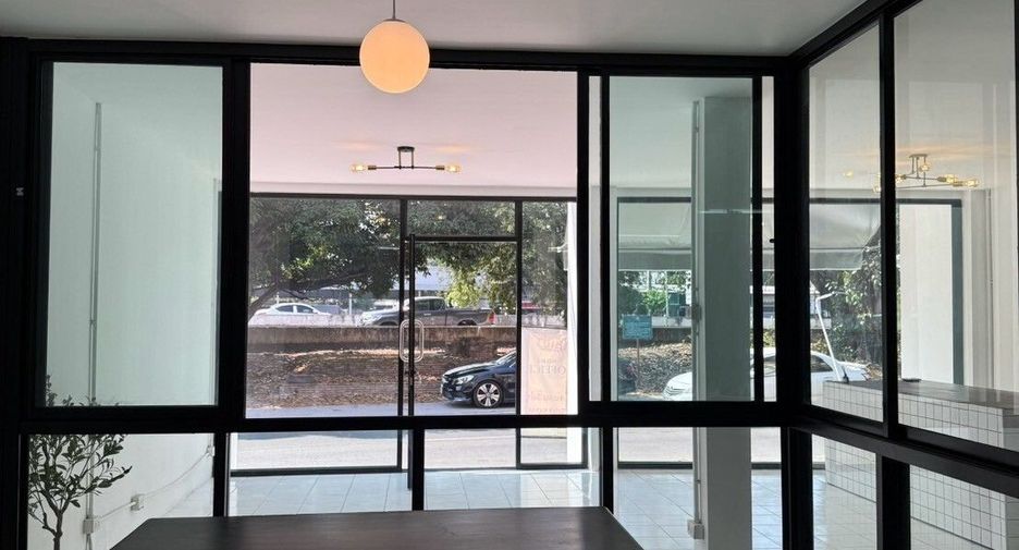 For rent 5 bedrooms retail Space in Mueang Chiang Mai, Chiang Mai