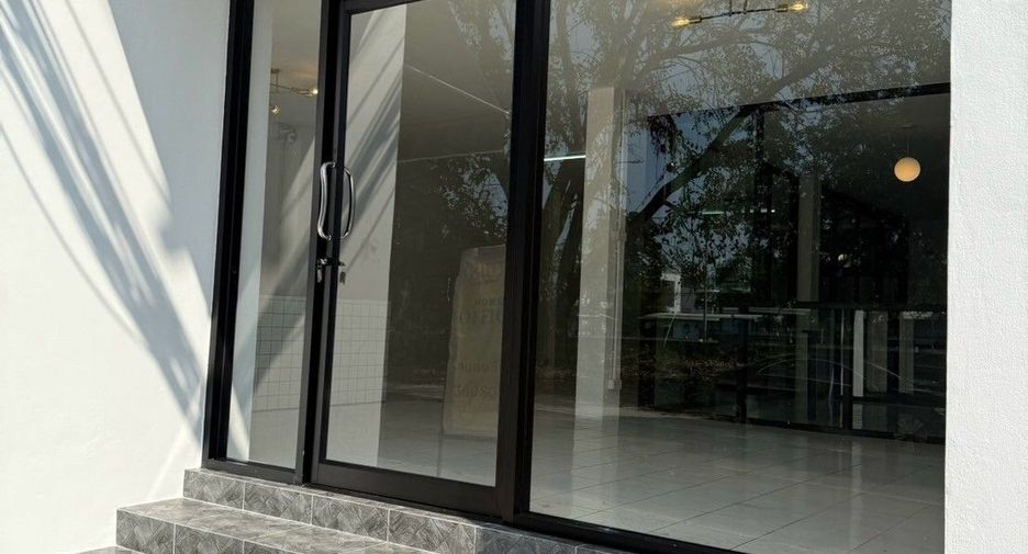 For rent 5 bedrooms retail Space in Mueang Chiang Mai, Chiang Mai