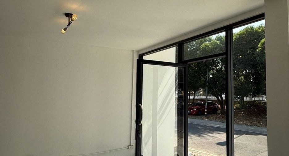 For rent 5 bedrooms retail Space in Mueang Chiang Mai, Chiang Mai