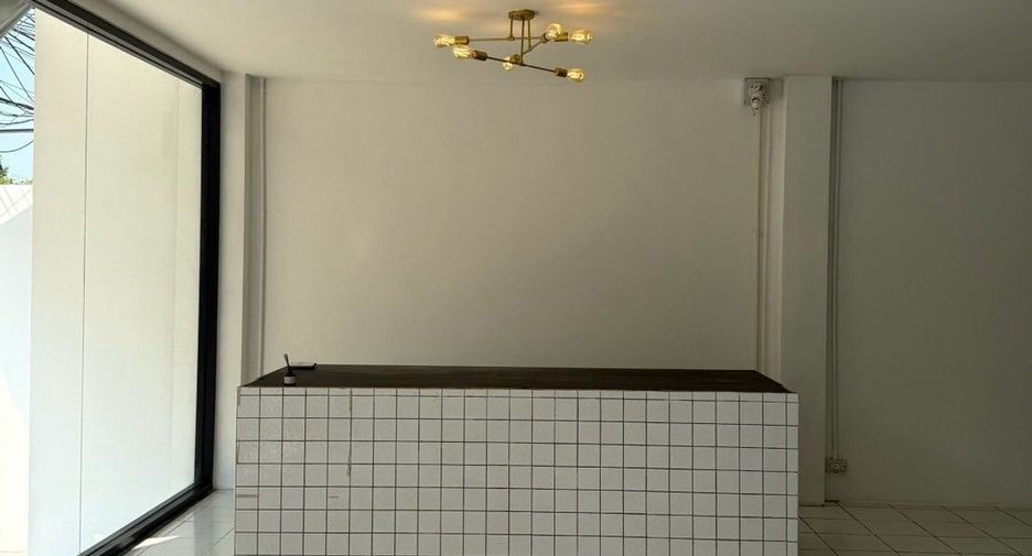 For rent 5 bedrooms retail Space in Mueang Chiang Mai, Chiang Mai