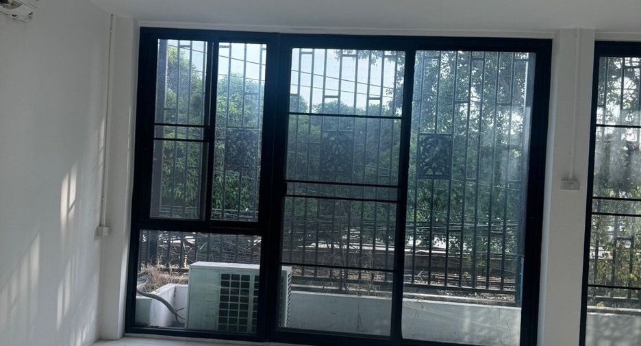 For rent 5 bedrooms retail Space in Mueang Chiang Mai, Chiang Mai