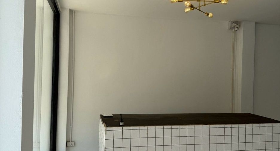 For rent 5 bedrooms retail Space in Mueang Chiang Mai, Chiang Mai