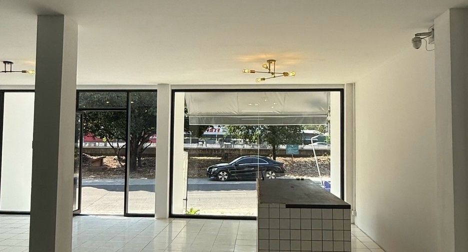 For rent 5 bedrooms retail Space in Mueang Chiang Mai, Chiang Mai