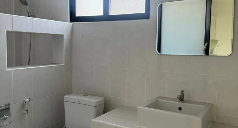 For rent 5 bedrooms retail Space in Mueang Chiang Mai, Chiang Mai