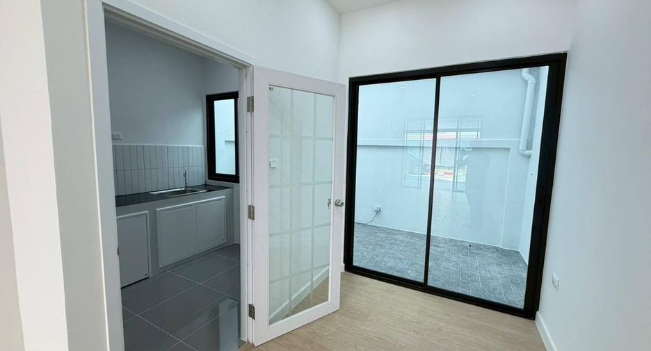 Casa adosada en venta de 3 habitaciones en Bang Khen, Bangkok