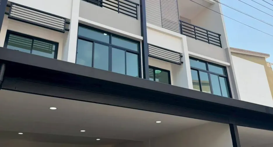 Casa adosada en venta de 3 habitaciones en Bang Khen, Bangkok