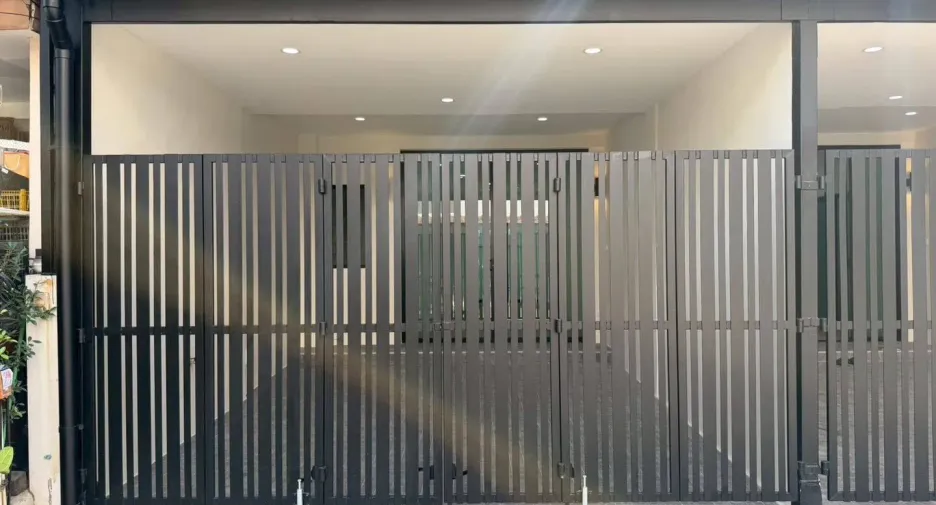 Casa adosada en venta de 3 habitaciones en Bang Khen, Bangkok