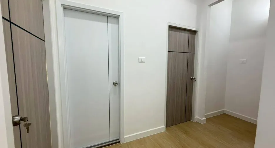 Casa adosada en venta de 3 habitaciones en Bang Khen, Bangkok