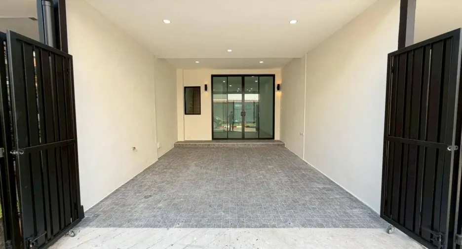 Casa adosada en venta de 3 habitaciones en Bang Khen, Bangkok