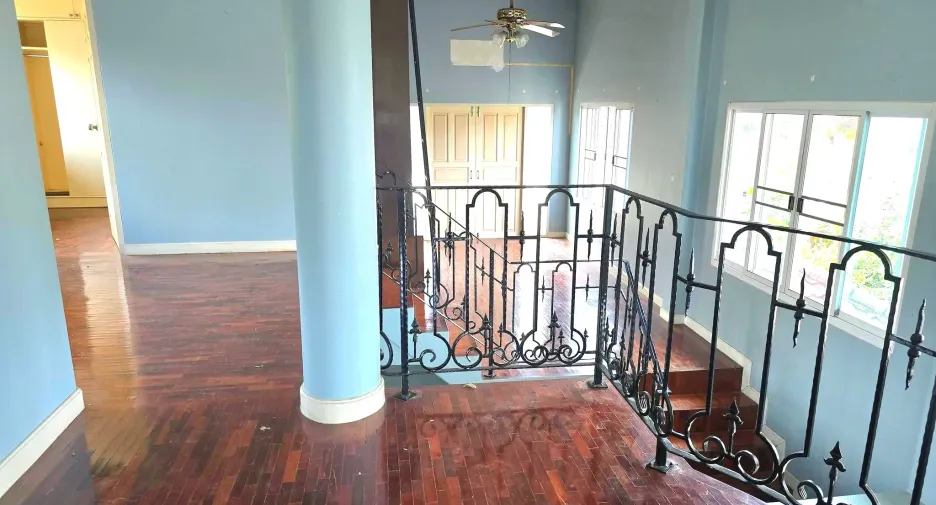 For sale 6 bedrooms house in Mueang Chiang Mai, Chiang Mai