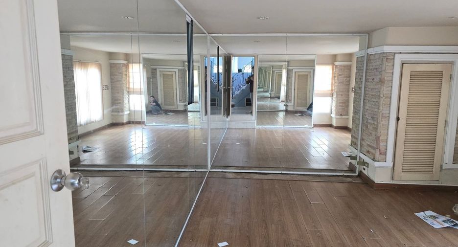 For sale 6 bedrooms house in Mueang Chiang Mai, Chiang Mai