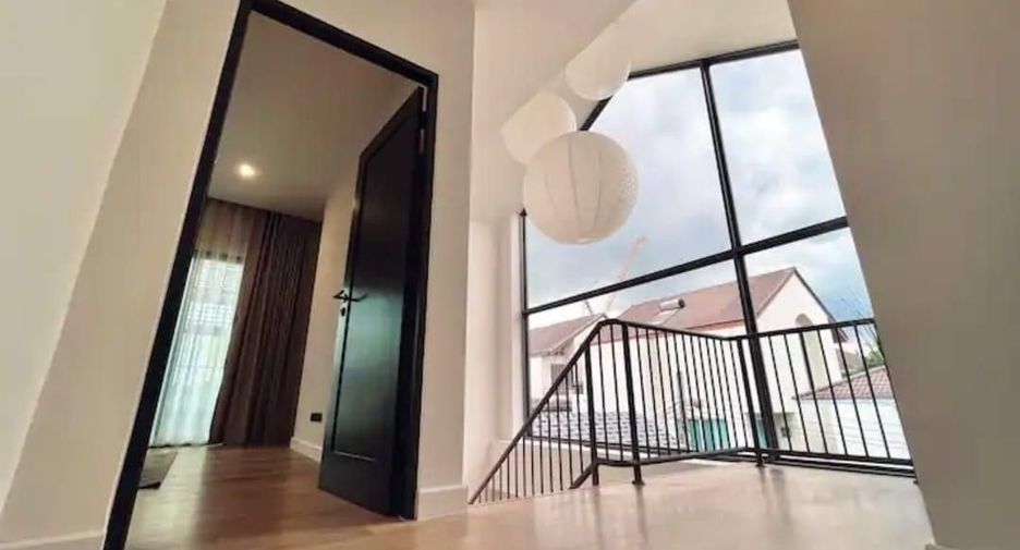 À vendre et à louer 3 chambres maison à Watthana, Bangkok