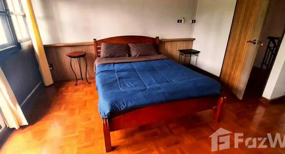 For rent 4 bedrooms townhouse in Mueang Chiang Mai, Chiang Mai