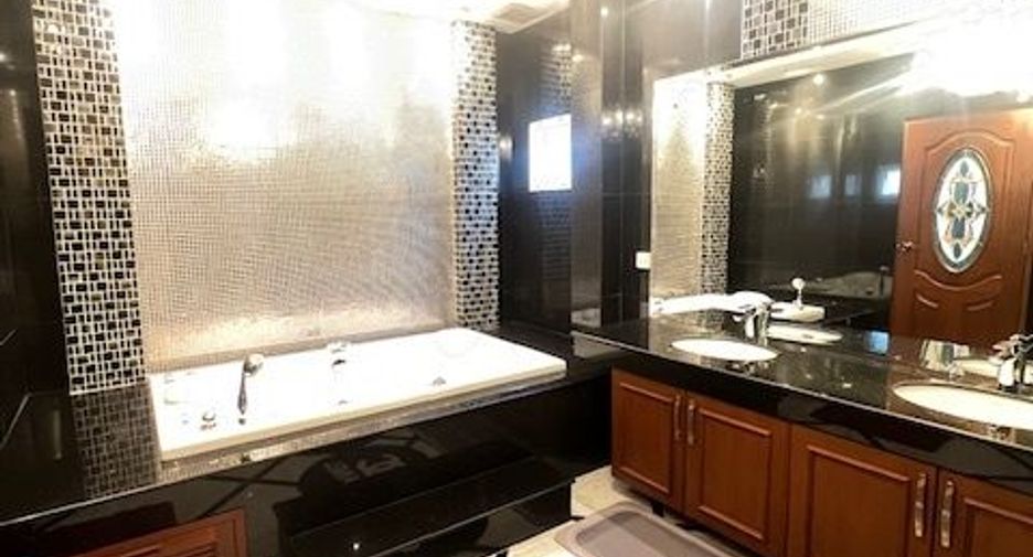 For sale 4 bedrooms house in Mueang Chiang Mai, Chiang Mai