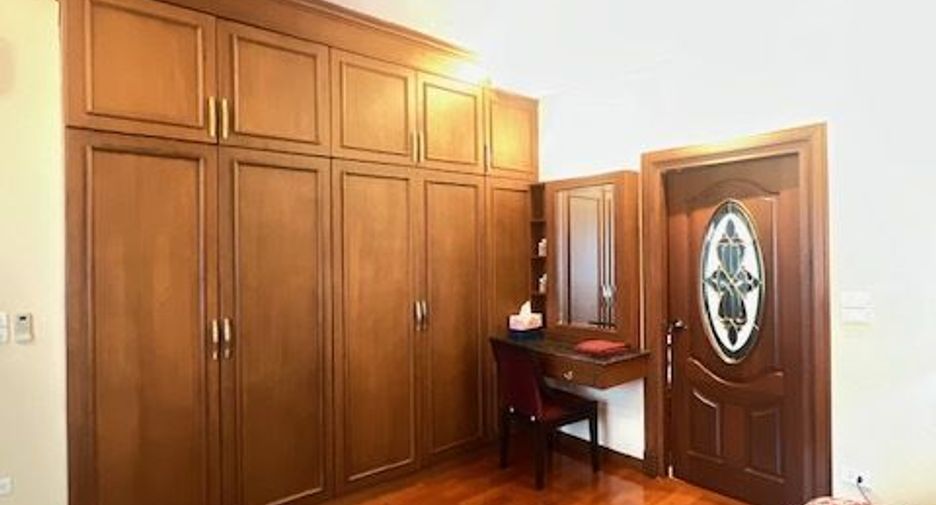 For sale 4 bedrooms house in Mueang Chiang Mai, Chiang Mai