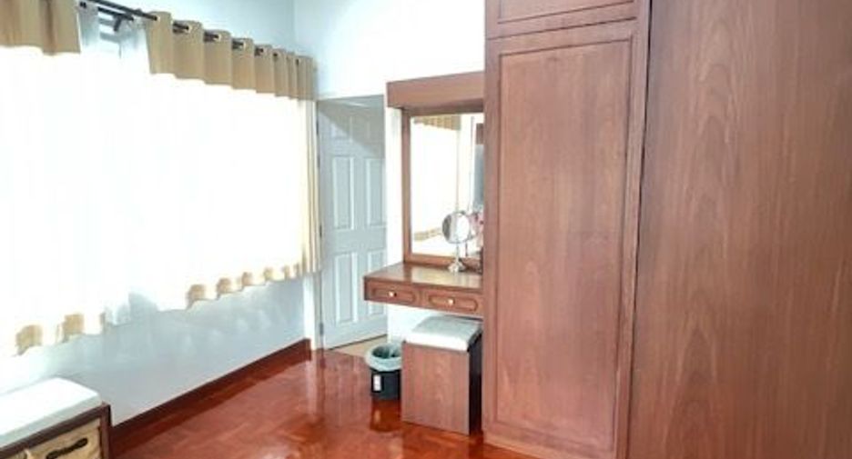 For sale 4 bedrooms house in Mueang Chiang Mai, Chiang Mai