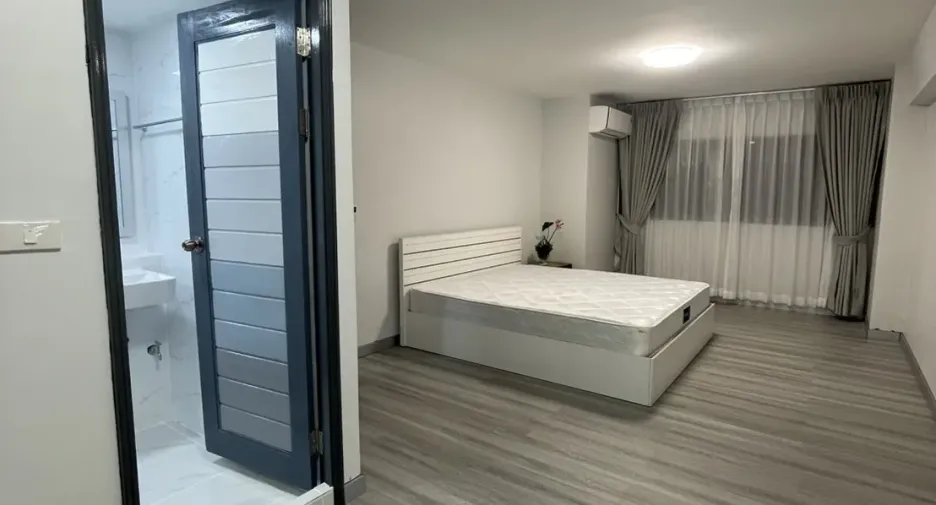 For sale 3 bedrooms condo in Watthana, Bangkok