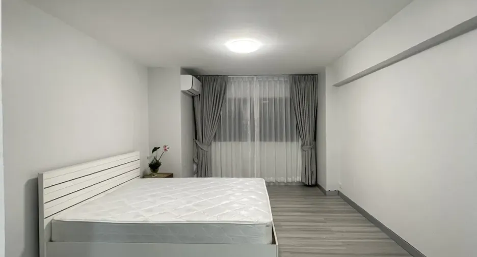 For sale 3 bedrooms condo in Watthana, Bangkok