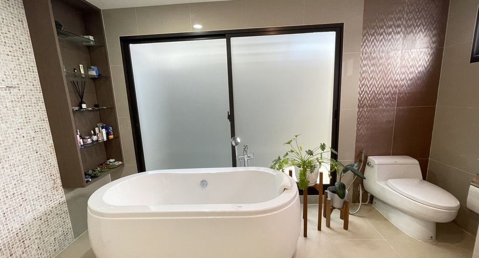 For sale 4 bedrooms house in Suan Luang, Bangkok
