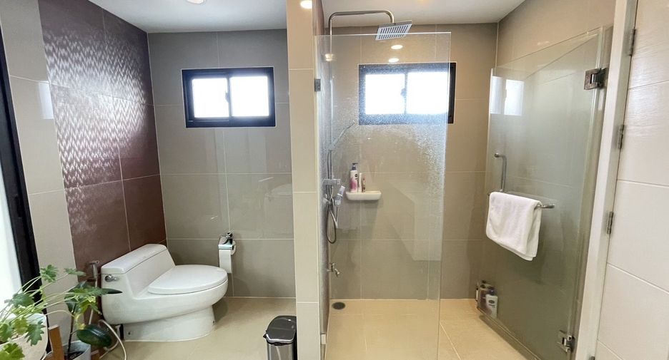 For sale 4 bedrooms house in Suan Luang, Bangkok