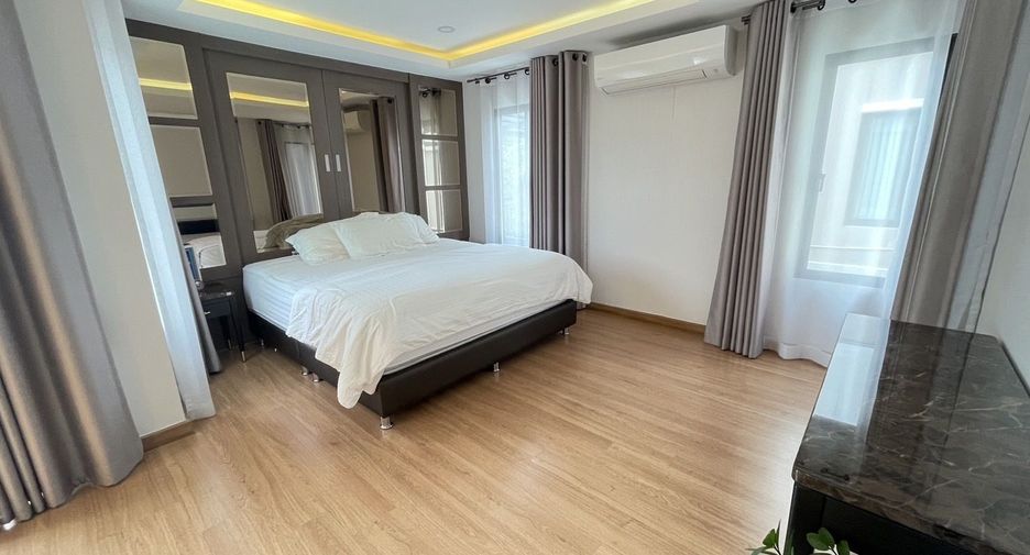 For sale 4 bedrooms house in Suan Luang, Bangkok