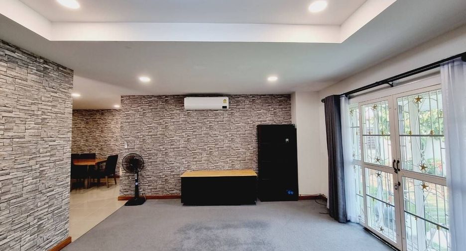 For rent 5 bedrooms house in San Kamphaeng, Chiang Mai