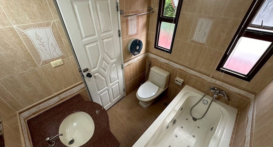 For rent 3 bedrooms house in Mueang Chiang Mai, Chiang Mai