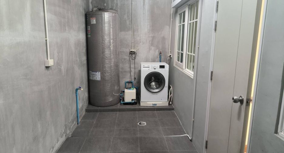 For sale 4 bedrooms townhouse in Mueang Chiang Mai, Chiang Mai