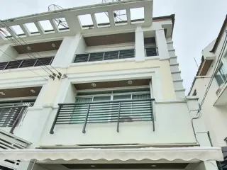 For sale and for rent 4 bedrooms townhouse in Chom Thong, Bangkok