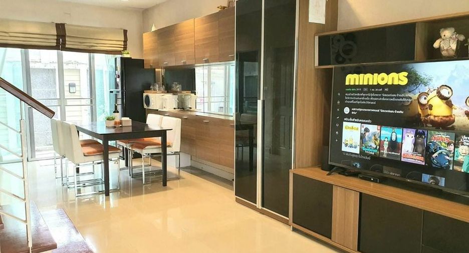 Casa adosada en venta y en alquiler de 4 habitaciones en Chom Thong, Bangkok