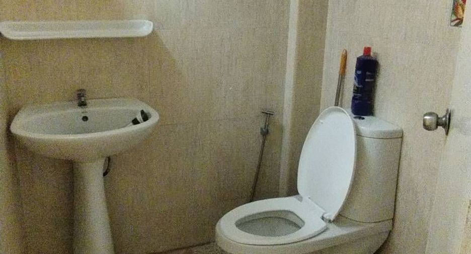 For rent 2 bedrooms townhouse in Khlong Sam Wa, Bangkok