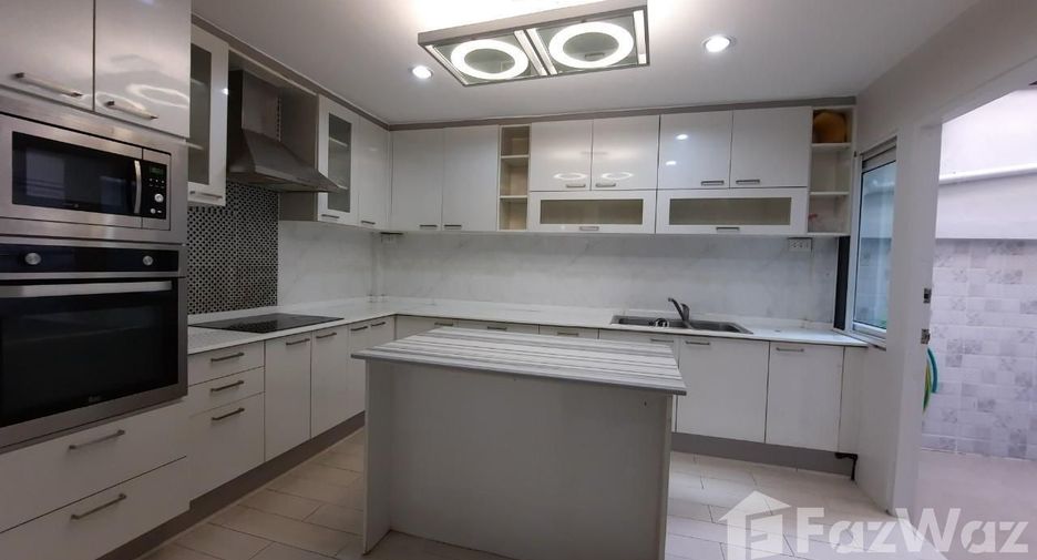 Casa adosada en venta y en alquiler de 5 habitaciones en Suan Luang, Bangkok