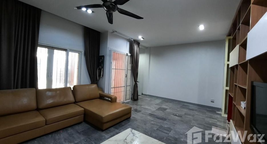 Casa adosada en venta y en alquiler de 5 habitaciones en Suan Luang, Bangkok