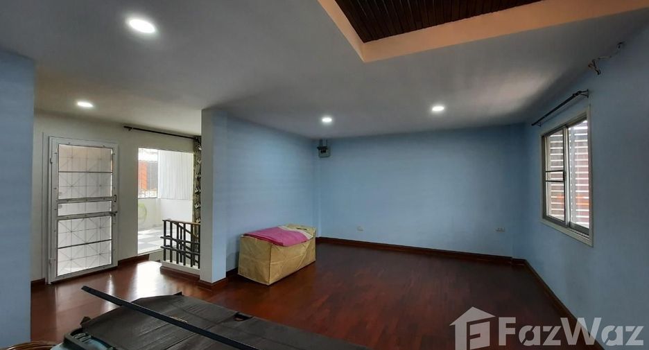 Casa adosada en venta y en alquiler de 5 habitaciones en Suan Luang, Bangkok