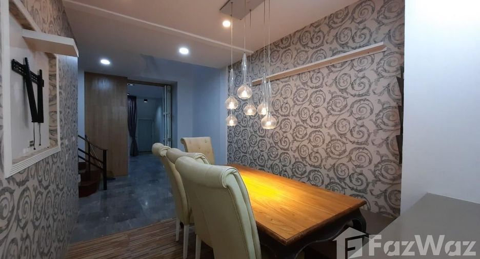 Casa adosada en venta y en alquiler de 5 habitaciones en Suan Luang, Bangkok