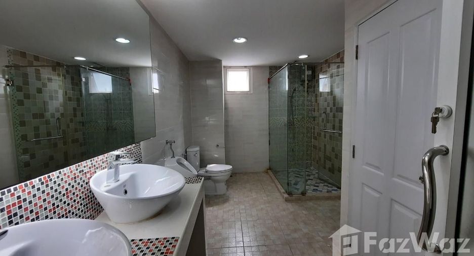 Casa adosada en venta y en alquiler de 5 habitaciones en Suan Luang, Bangkok