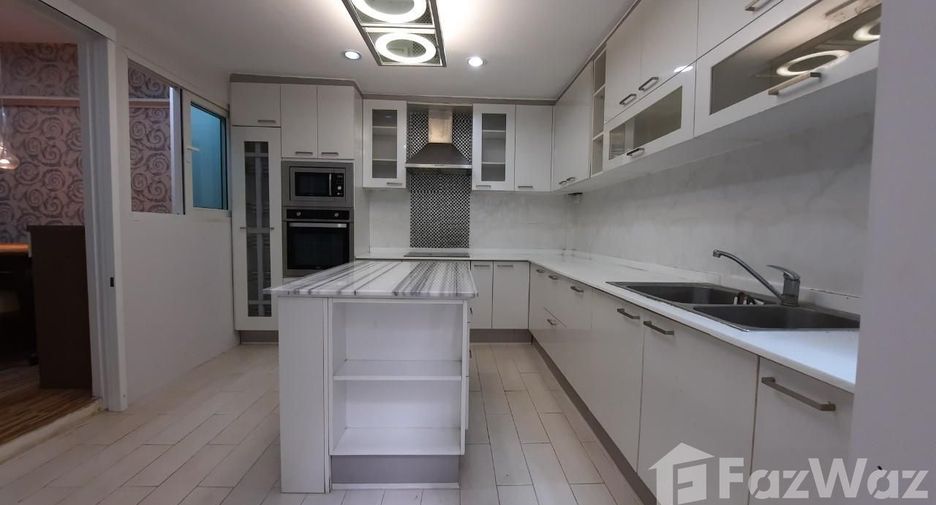 Casa adosada en venta y en alquiler de 5 habitaciones en Suan Luang, Bangkok