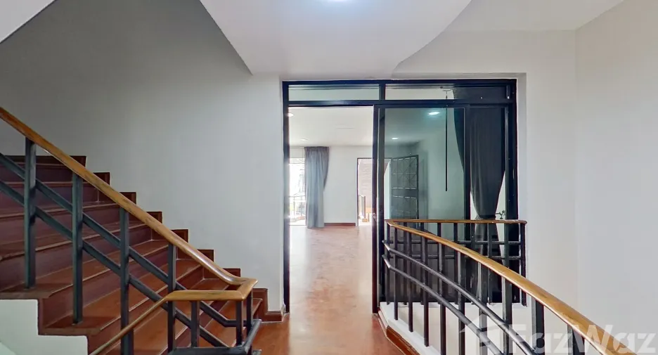 Casa adosada en venta y en alquiler de 5 habitaciones en Suan Luang, Bangkok