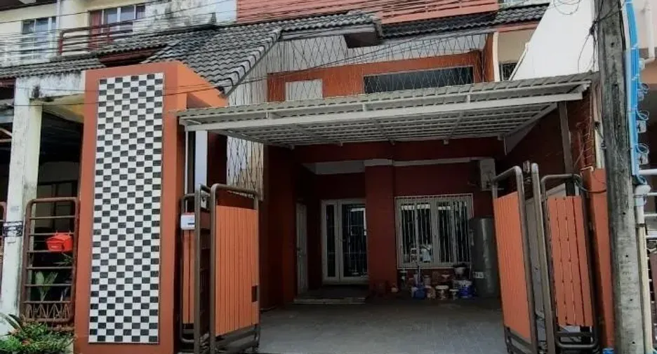 Casa adosada en venta y en alquiler de 5 habitaciones en Suan Luang, Bangkok