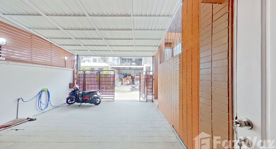 Casa adosada en venta y en alquiler de 5 habitaciones en Suan Luang, Bangkok