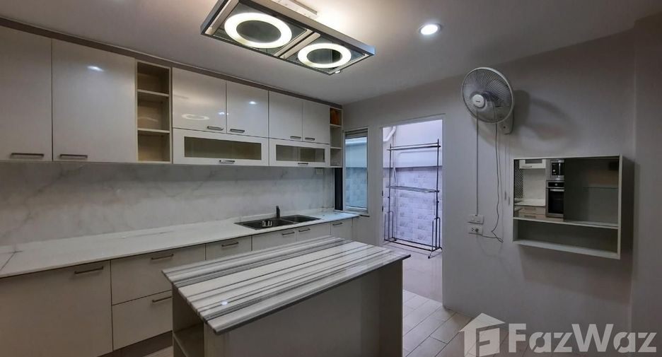 Casa adosada en venta y en alquiler de 5 habitaciones en Suan Luang, Bangkok
