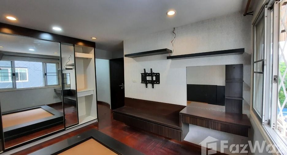 Casa adosada en venta y en alquiler de 5 habitaciones en Suan Luang, Bangkok
