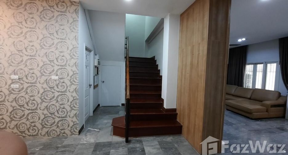 Casa adosada en venta y en alquiler de 5 habitaciones en Suan Luang, Bangkok